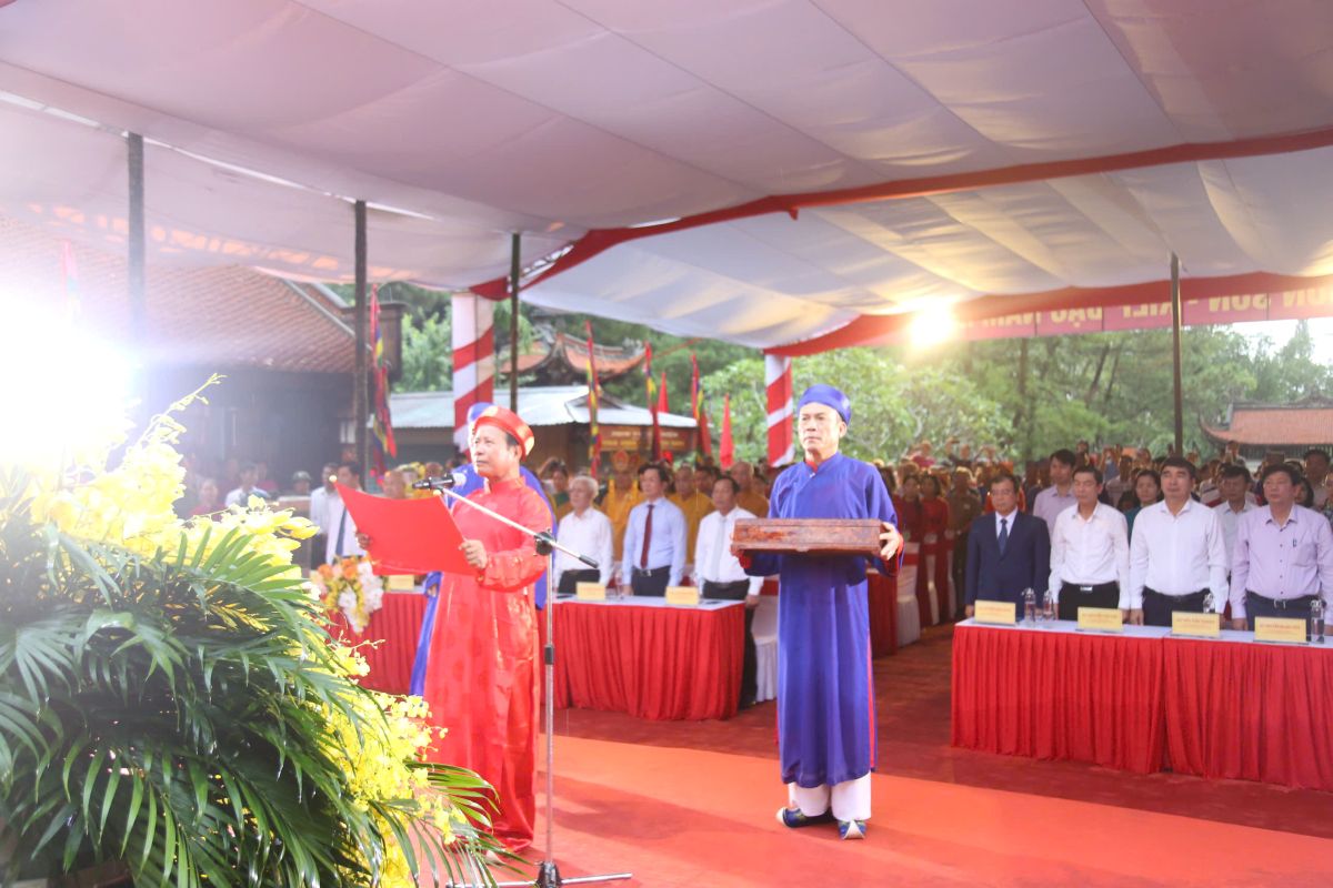 Le tuong niem 583 nam ngay mat cua Anh hung dan toc, Danh nhan van hoa the gioi Nguyen Trai trong sang 7.10. Ảnh: Ban to chuc