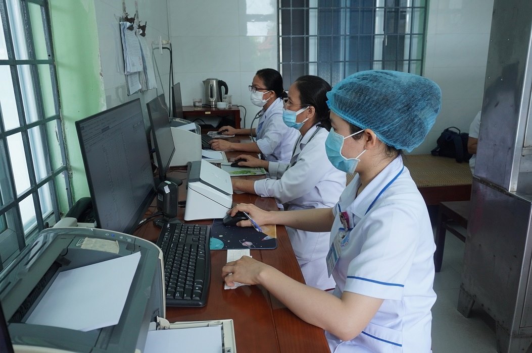 Doi ngu y bac si va nhan vien y te tai Trung tam Y te Binh Son da thanh thao trong viec su dung benh an dien tu. Anh: Vien Nguyen