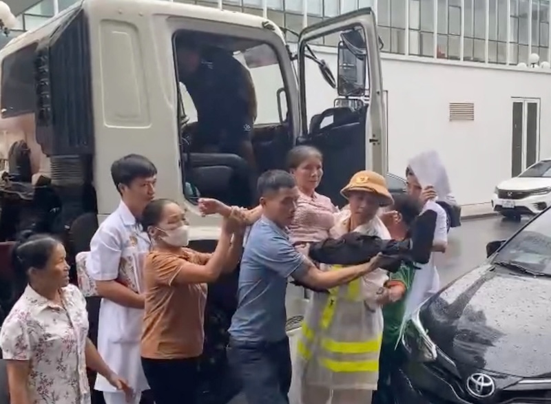 Hanoi Traffic Police (CSGT) support patients to the hospital. Photo: Tien Ngo - To The
