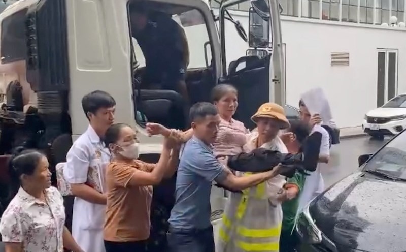 Hanoi Traffic Police (CSGT) support patients to the hospital. Photo: Tien Ngo - To The