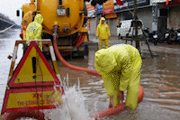 Hanoi has heavy rain due to storm No. 11, workers drain water overnight to prevent flooding
