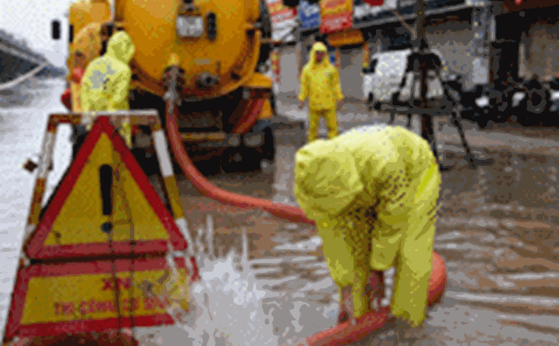 Hanoi has heavy rain due to storm No. 11, workers drain water overnight to prevent flooding