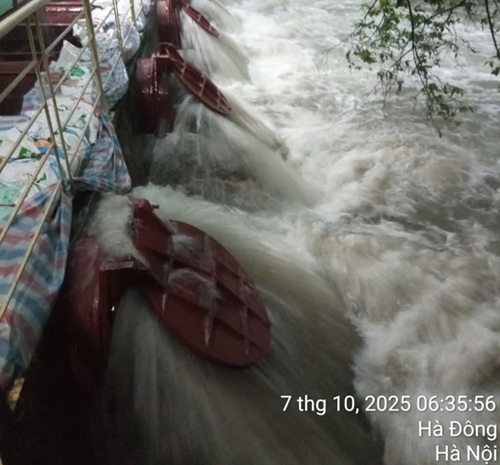 Hanoi operates the maximum capacity of pumping stations. Photo: T. Uyen