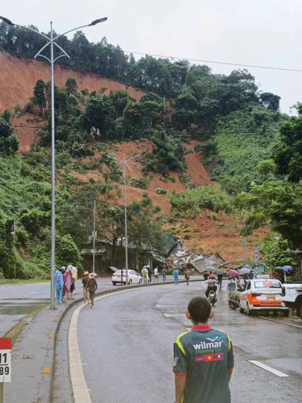 Vu sat lo tai xa Phong Hai, tinh Lao Cai khien giao thong ach tac. Anh: Nguoi dan cung cap
