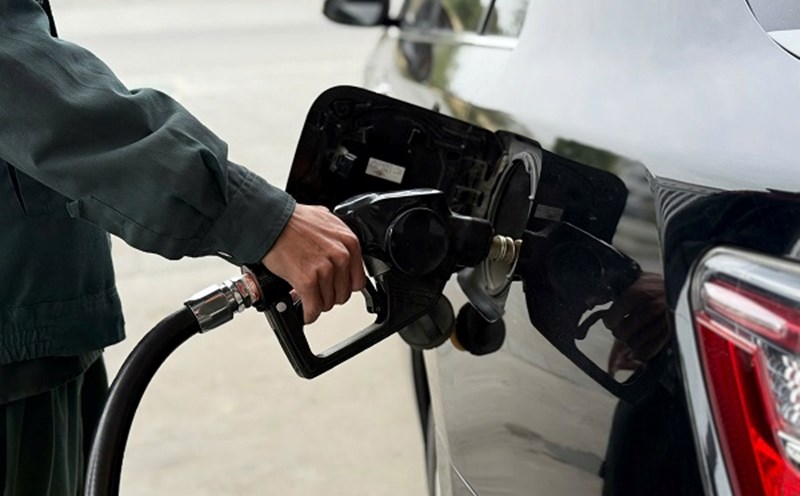 Today's gasoline price continues to increase. Photo: Ha Vy