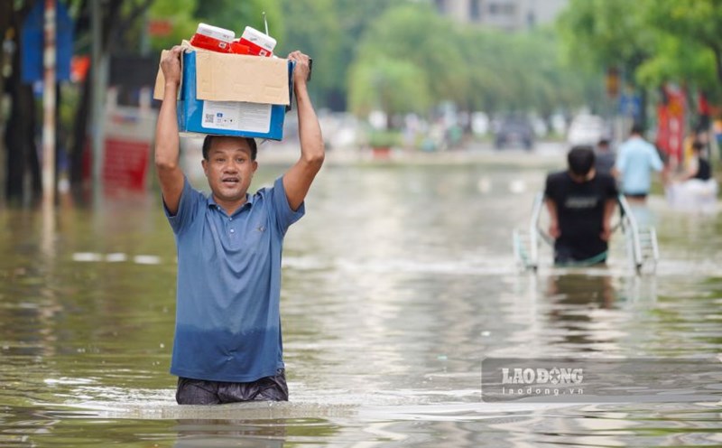 Exposure to polluted floodwater for too long causes the skin's natural protective layer to break down, increasing the risk of skin diseases during the rainy and stormy season. Photo: Vu Linh