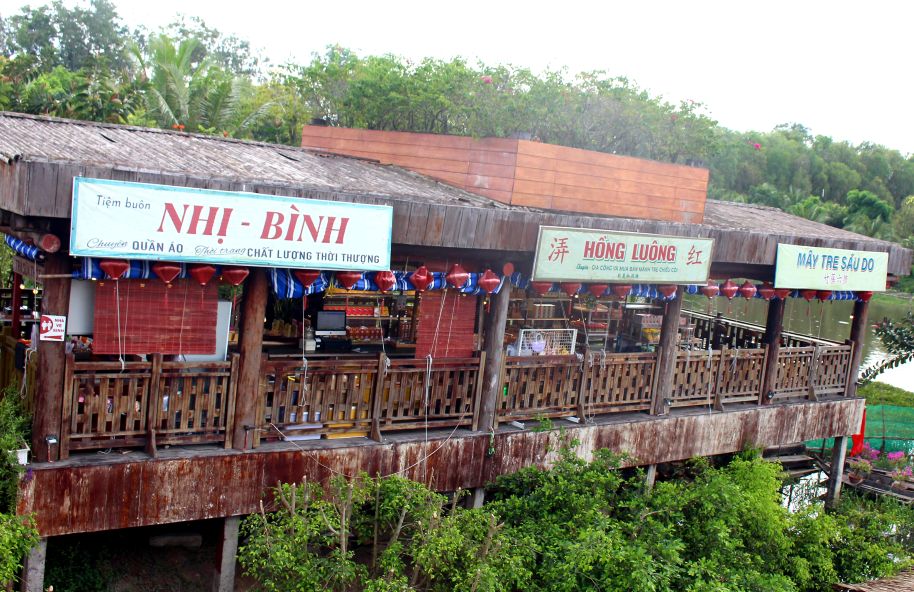 Nhung cua tiem tap hoa duoc khac hoa voi net chu xua, mau sac la mat voi phan lon nguoi hom nay. Anh: Luc Tung