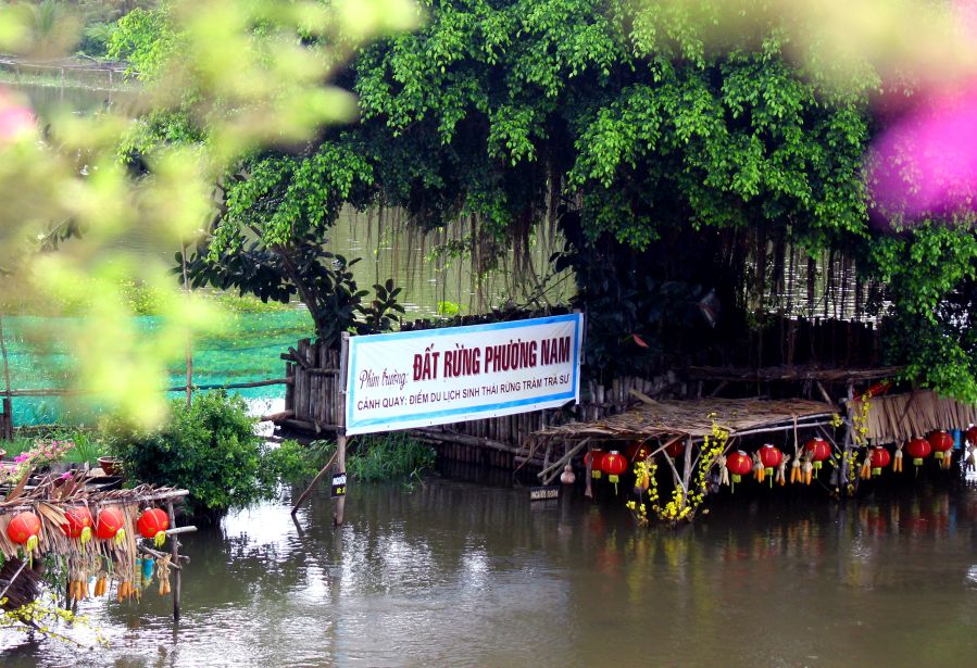 Vi the, sao khi bo phim da hoan thanh, lanh dao khu du lich da giu lai hinh anh phim truong va gan them ban in dong chu “Phim truong Dat rung phuong Nam” de lam ky niem cung nhu thu hut du khach... Anh: Luc Tung