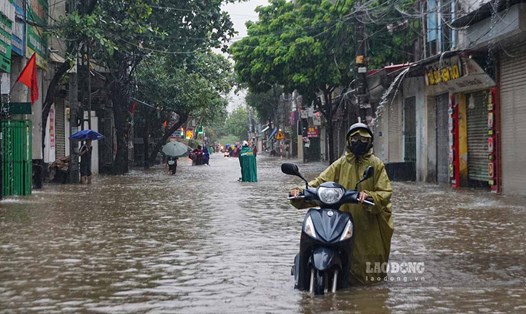 Thời tiết ẩm ướt, nước ngập và môi trường ô nhiễm khiến nhiều người dễ mắc bệnh trong mùa mưa bão nếu không chủ động chăm sóc và phòng ngừa sức khỏe. Ảnh: Hữu Vũ