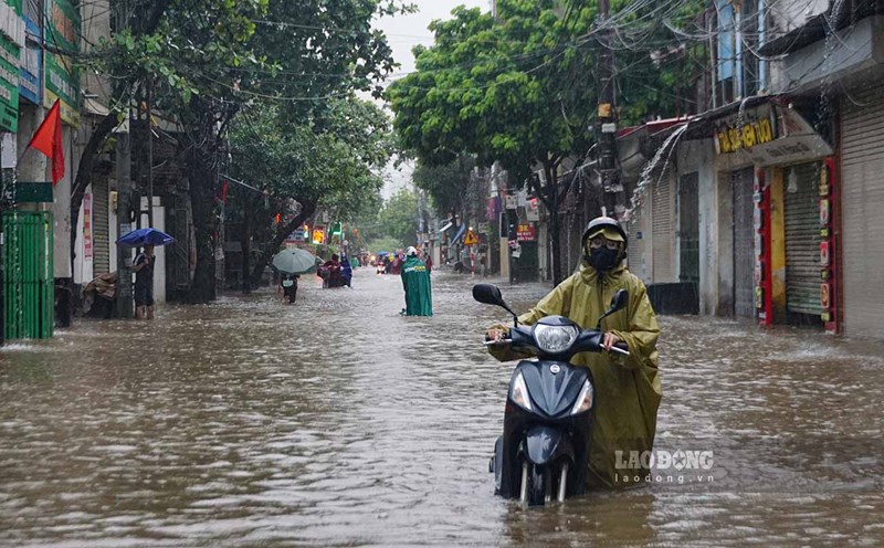 wet weather, flooded water and polluted environment make many people susceptible to illness during the rainy and stormy season if they do not proactively take care of and prevent their health. Photo: Huu Vu