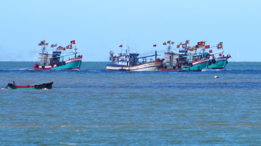 Doan tau ca thuc hien nghi thuc ruoc Ong tren bien o Vung Tau. Anh: Thanh An