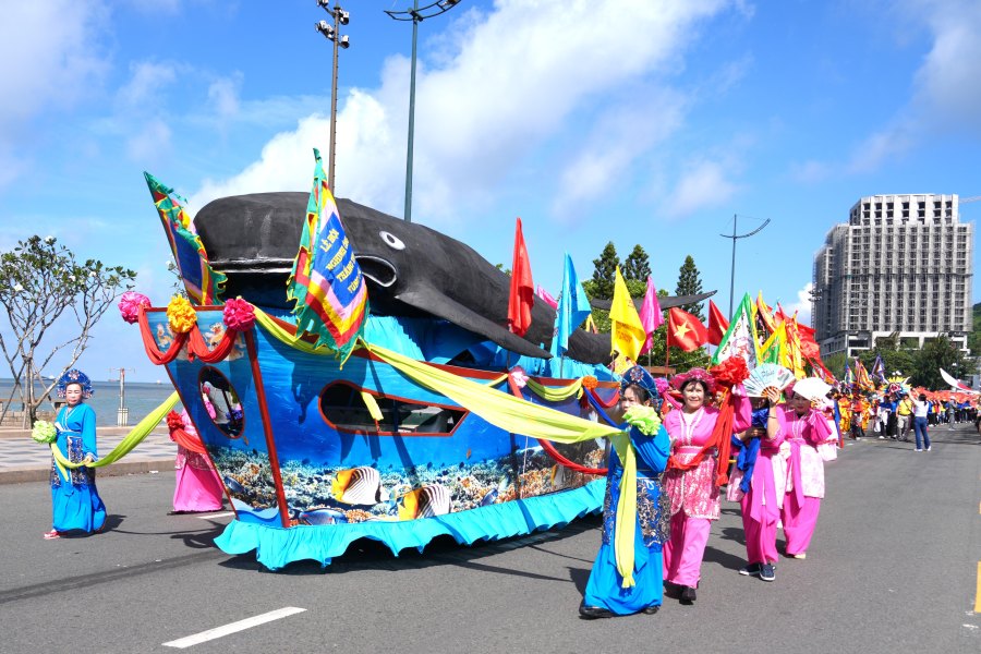 Đoàn nghi thức Nghinh Ông Thắng Tam di chuyển từ khu vực Bãi Trước về Đình thần Thắng Tam. Ảnh: Thành An
