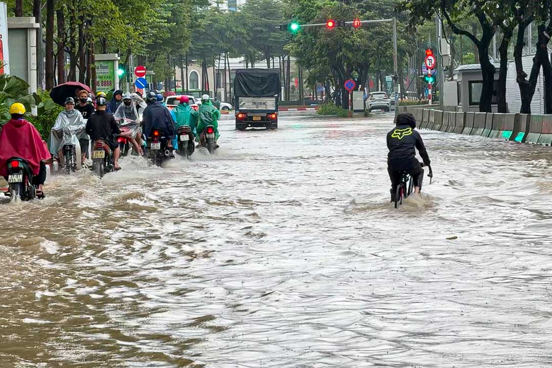 Amidst the immense waters, this vehicle becomes the "savior" of Hanoians