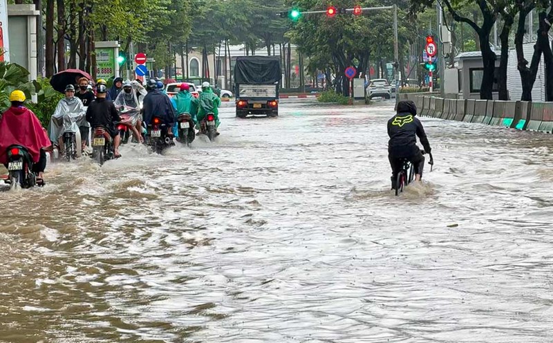 Amidst the immense waters, this vehicle becomes the "savior" of Hanoians