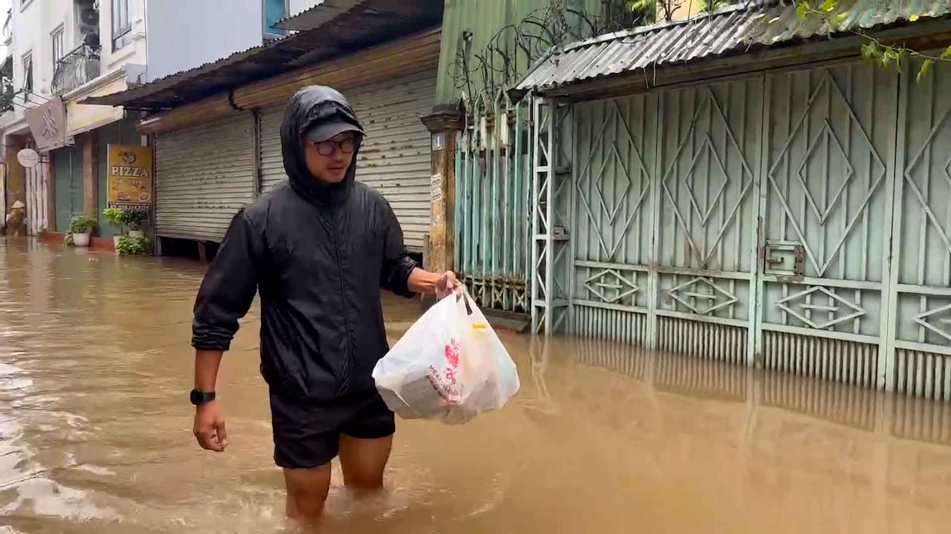 Heavy rain causes people to wade through water right in their homes, miserable because of power outages
