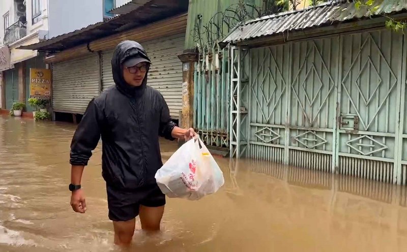 Heavy rain causes people to wade through water right in their homes, miserable because of power outages