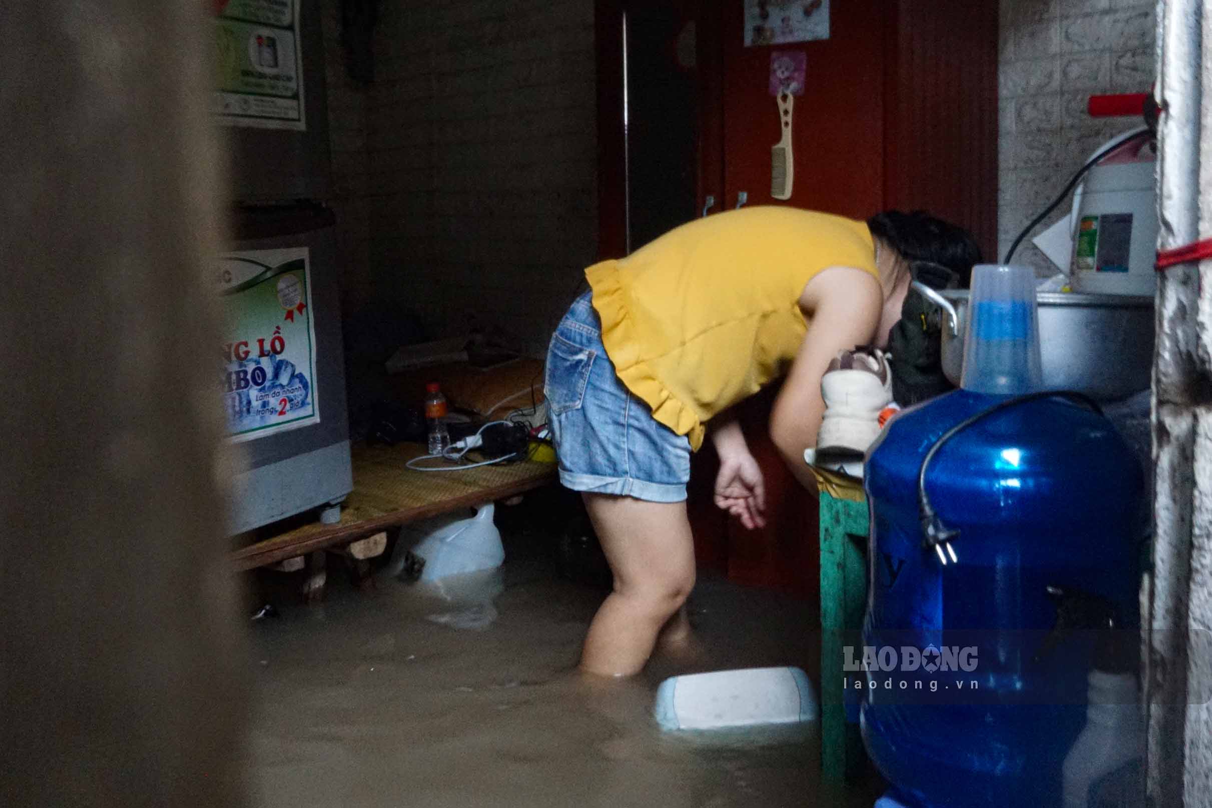 Not only does it damage walls and furniture, mold after flooding is also an invisible "enemy" that causes coughs, runny nose, shortness of breath and dangerous respiratory diseases. Photo: Huu Vu