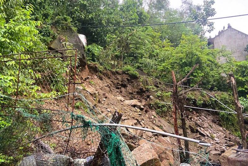 Nhieu khoi da lon tren nui Linh Truong (xa Hoang Tien, Thanh Hoa) bat ngo sat truot vao nha dan. Anh: Minh Hoang