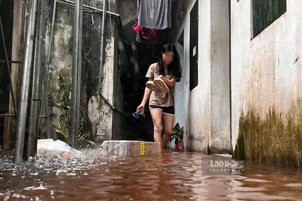 Not only does it damage walls, furniture, mold, and flooding, it is also an invisible enemy that causes coughs, runny nose, shortness of breath, and dangerous respiratory diseases. Photo: Huu Vu