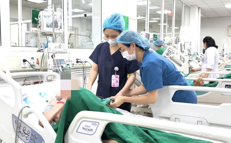 Adjust medical allowances to increase income for doctors. Photo: Thanh Dang