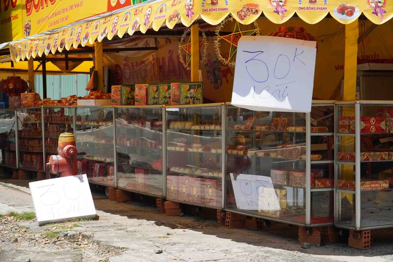 Nhieu diem ban banh trung thu con 30.000 dong/cai. Anh: Ha May