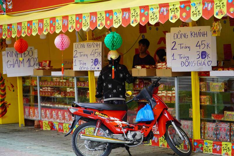 8월 보름 이후 월병을 사는 고객. 사진: 하 메이