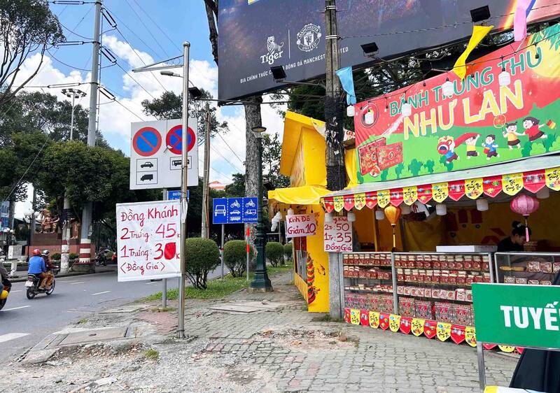 Banh trung thu giam gia manh. Anh: Ha May