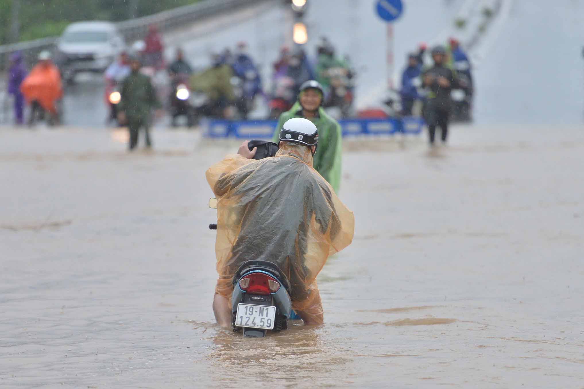 Con solo unos sencillos consejos como bolsas resistentes al agua limpiar rapidamente y apagar la fuente de alimentacion los usuarios pueden reducir el riesgo de dañar el dispositivo cuando tienen que aguantar la lluvia. Foto: Hai Nguyen