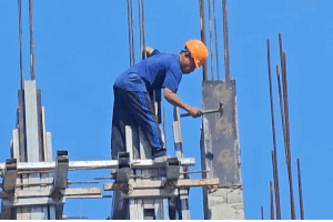 Workers risked their lives to work on the 6th floor of Hue University's construction without protection. Photo: Nguyen Luan