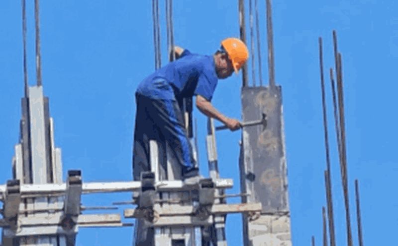 Workers risked their lives to work on the 6th floor of Hue University's construction without protection. Photo: Nguyen Luan
