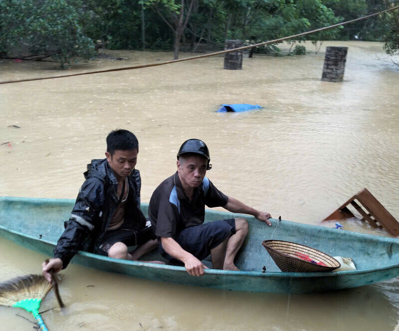 Nguoi dan phai leo len noc nha tranh lu va di chuyen bang xuong. Anh: Cong an xa Yen Binh