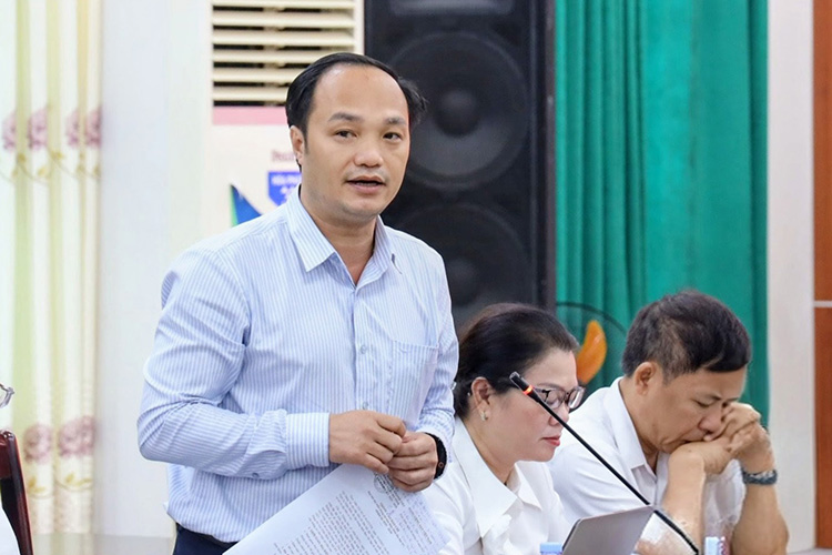 Pho Truong ban Tuyen giao va Dan van Tinh uy Nguyen Ngoc Son trao doi, lam ro thong tin bao chi quan tam. Anh: UBND tinh Dien Bien