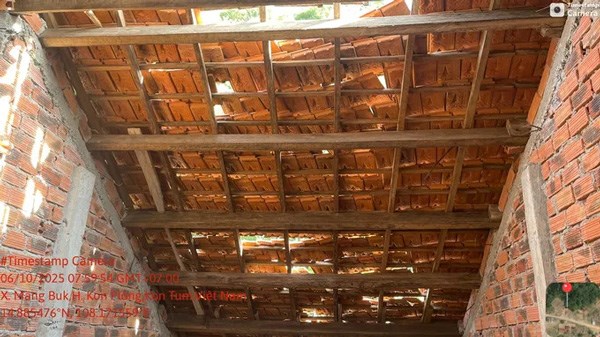 The earthquake shook and damaged the structures of many constructions in Mang But commune. Photo: Thanh Tuan