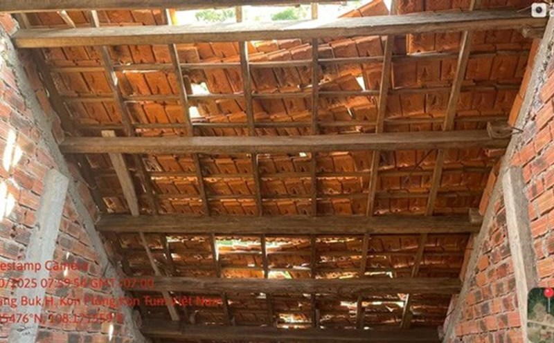 The earthquake shook and damaged the structures of many constructions in Mang But commune. Photo: Thanh Tuan