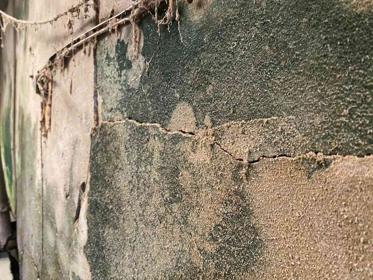 Ngoi nha cua ong Hoa nut tuong, nguy co do sap. Ảnh: Ngoc Trinh