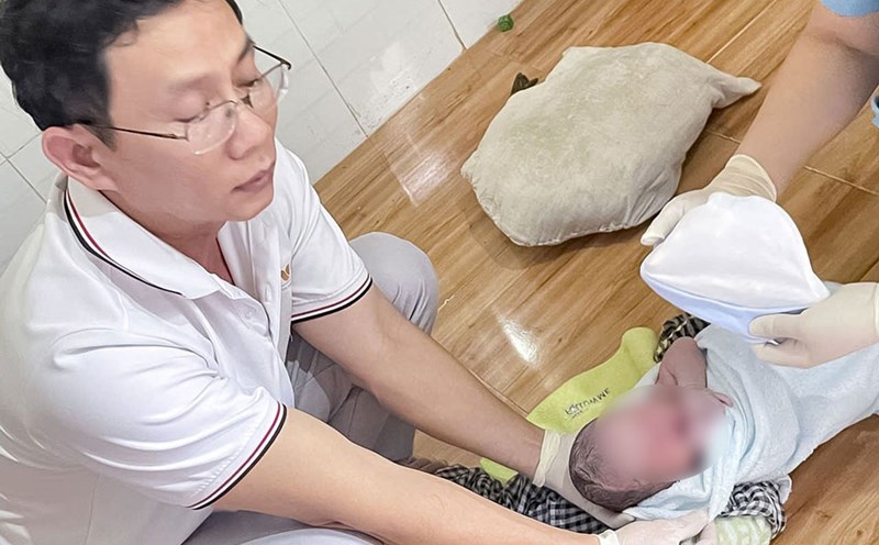 Dr. Le Hoang Khai and the team of Thanh Vu Medic Bac Lieu General Hospital, Ca Mau province take care of a child born at home. Photo: Provided by the hospital