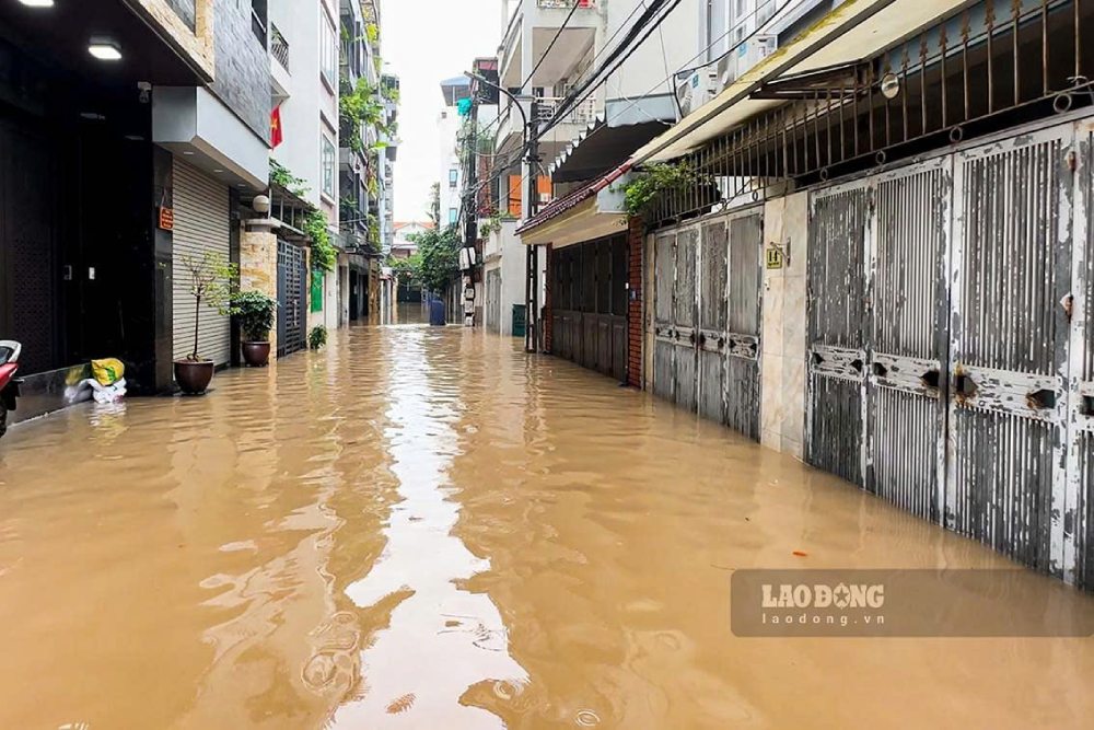 Tai ngo 445 Lac Long Quan, nuoc ngap qua dau goi nguoi truong thanh. Anh: Dinh Thien - Thieu Trang