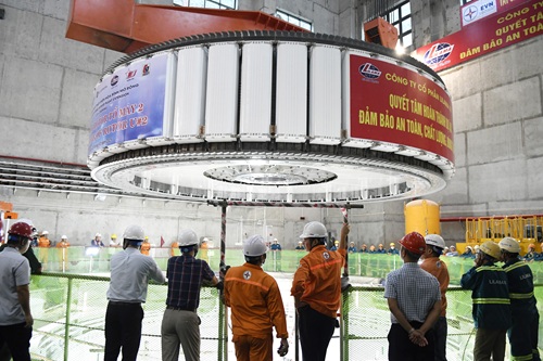 Installation reussie du rotor du groupe electrogene n° 2 du projet de centrale hydroelectrique de Hoa Binh elargie. Photo : Minh Hanh
