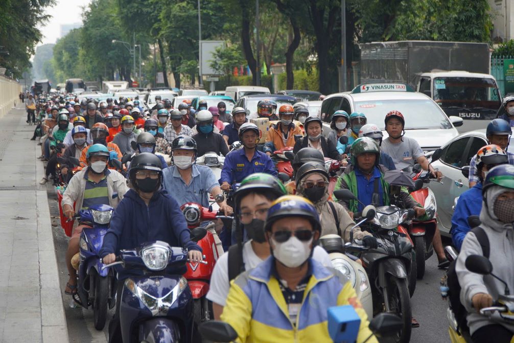 Ho Chi Minh City will establish a low-emission zone in the center to limit gasoline and oil vehicles that do not meet emission standards. Photo: Chan Phuc