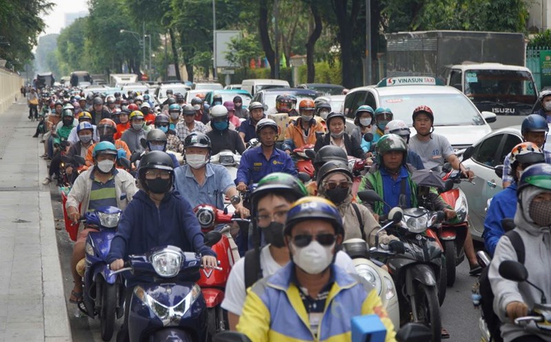 Ho Chi Minh City will establish a low-emission zone in the center to limit gasoline and oil vehicles that do not meet emission standards. Photo: Chan Phuc