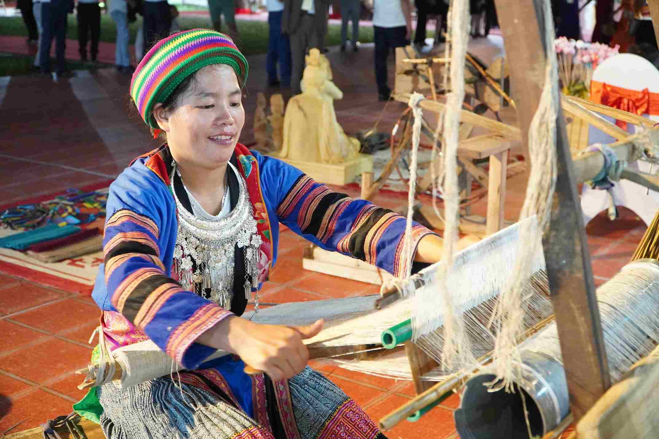 Tai Hoi cho, 8 nghe nhan, tho gioi tieu bieu dai dien cho 8 nhom nganh hang Thu cong my nghe se tham gia thao dien nghe truc tiep. Anh: BTC.