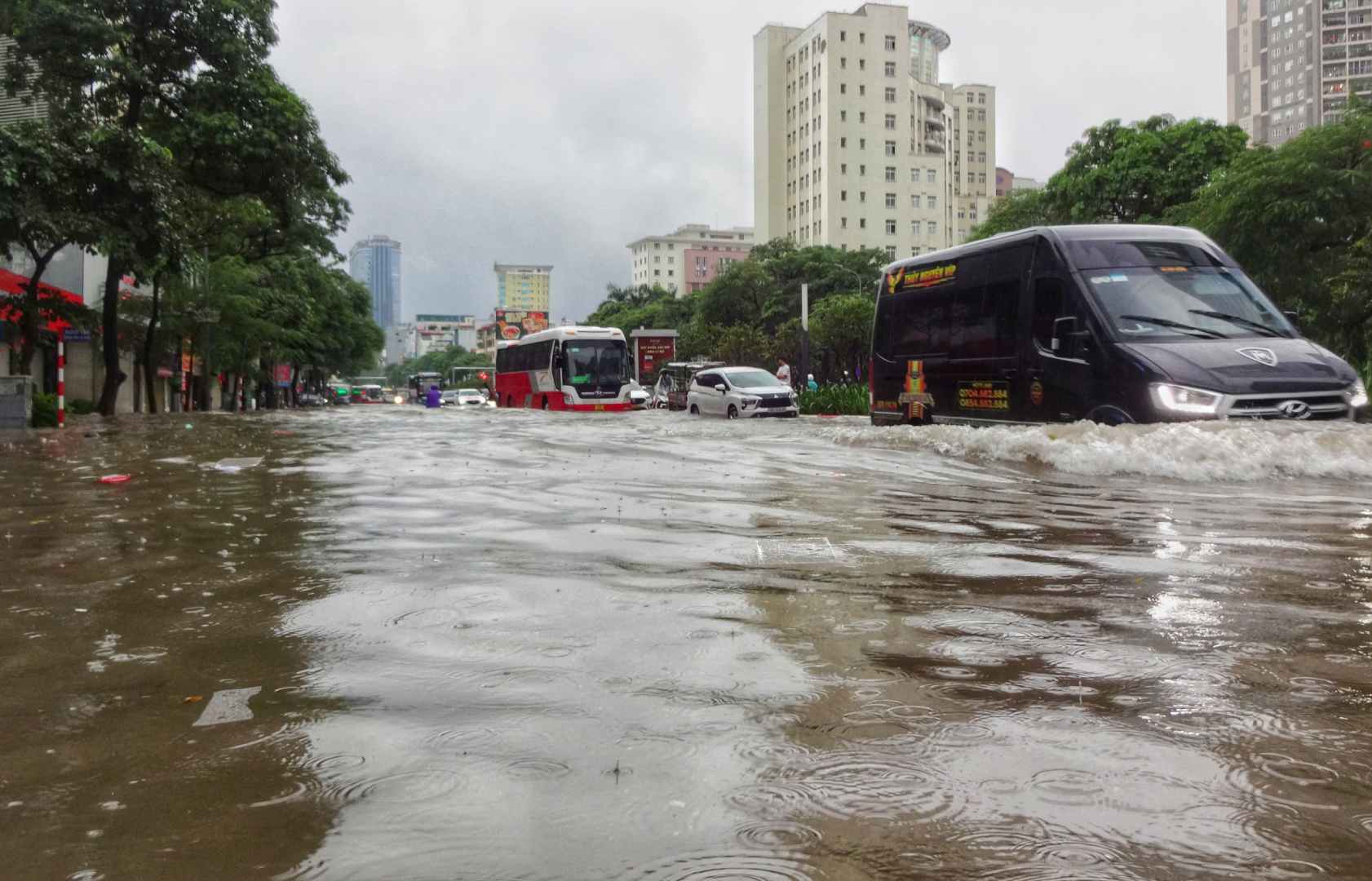 Nhieu tuyen duong tai Ha Noi ngap sau trong sang 7.10. Anh: To The