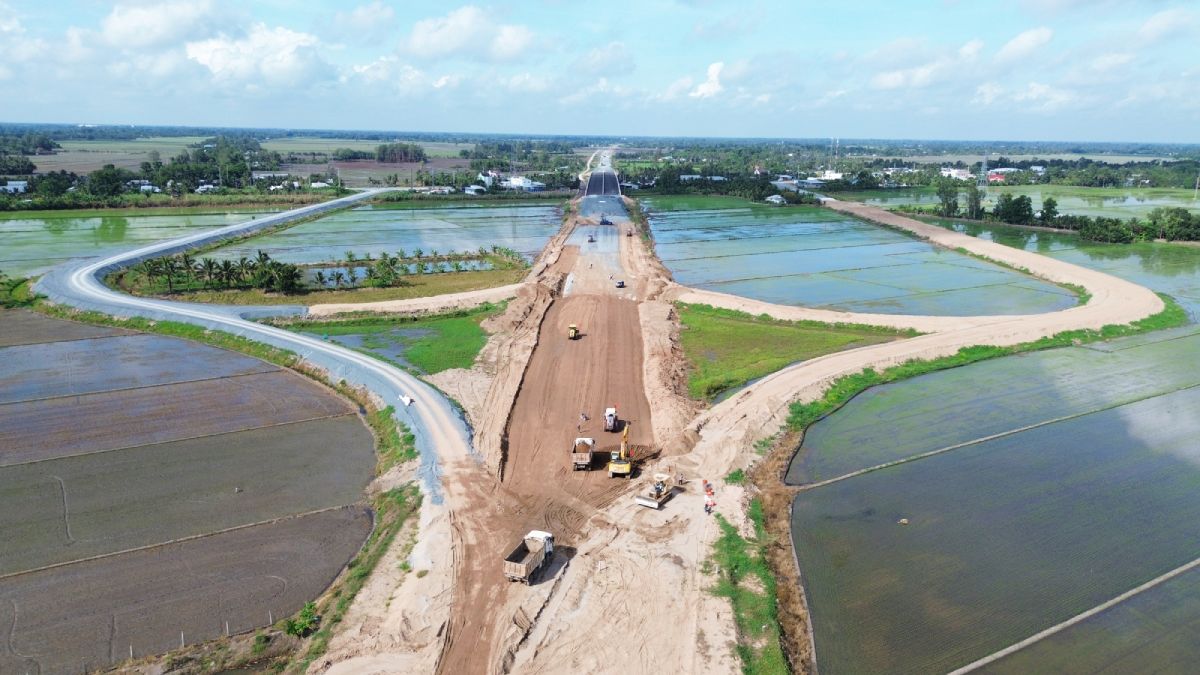 Can Tho day manh dau tu ha tang giao thong, logistics, tao nen tang cho tang truong nhanh va ben vung. Trong anh la Cao toc Can Tho - Ca Mau nhin tu tren cao. Anh: Ta Quang