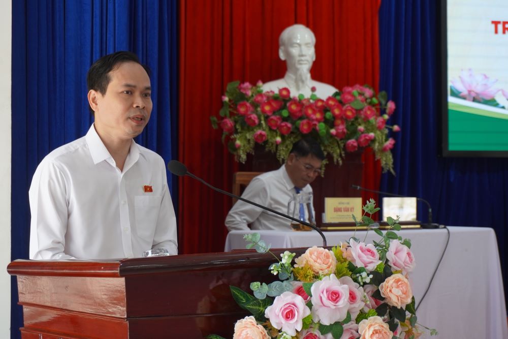 Ong Nguyen Duy Minh -  Pho truong Doan DBQH TP Da Nang tra loi y kien cu tri. Anh: Tran Thi