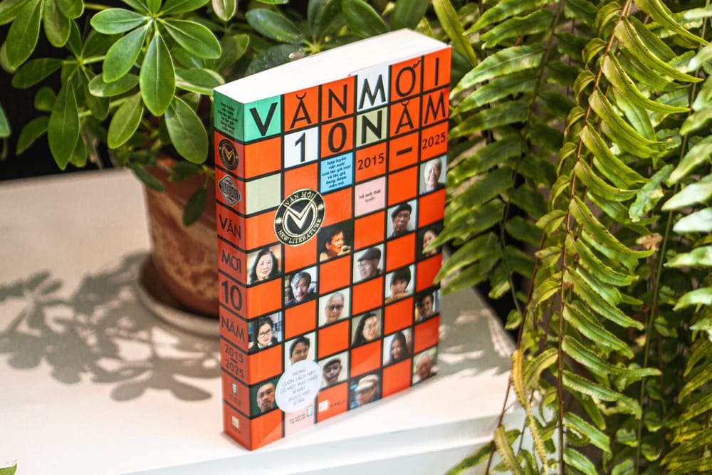 'Van Moi 10 año 2015 – 2025' publicado por la Editorial de la Asociacion de Escritores y la Compañia Anonima Cultural Dong A. Foto: Editorial