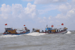 Imagenes unicas de un grupo de barcos conectando la cola y girando las olas para recoger a Nghinh Ong en el mar en Can Gio TPHCM