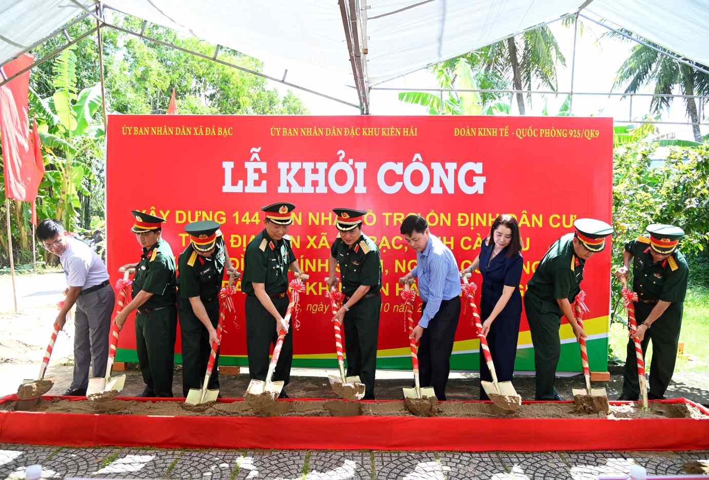 Lãnh đạo Quân khu 9 cùng lãnh đạo các địa phương thực hiện nghi thức khởi công tại xã Đá Bạc, Cà Mau. Ảnh: Nhật Hồ