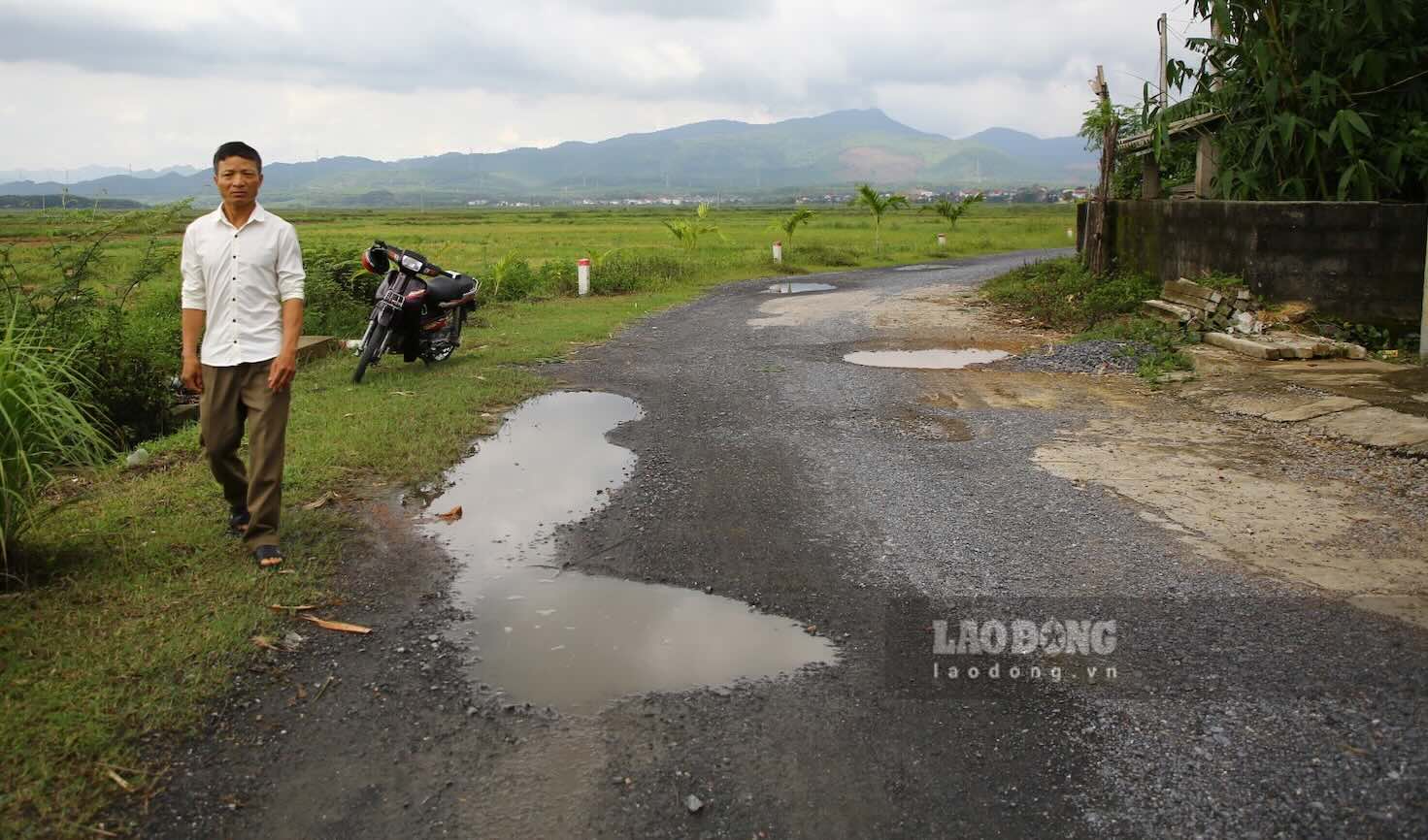 Nhiều ổ gà, ổ voi xuất hiện ở gần 200m cuối cùng của con đường. Ảnh: Công Sáng