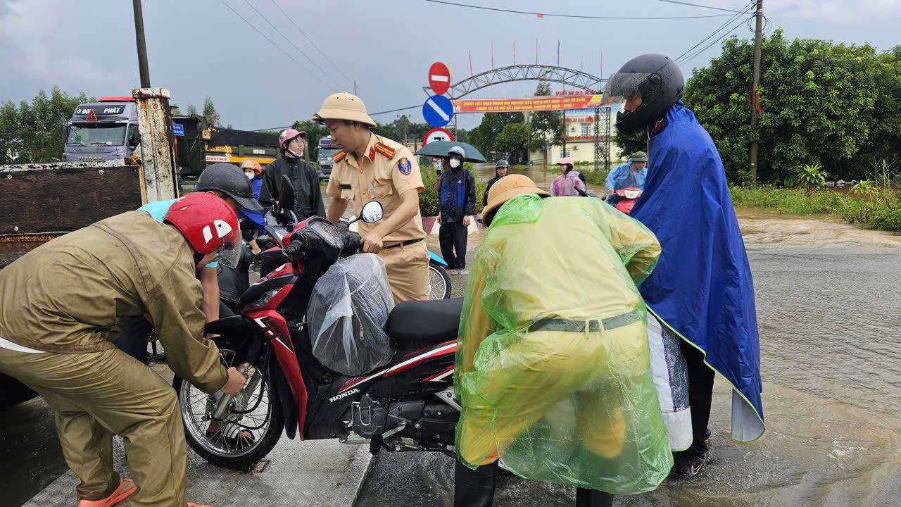 CSGT Bac Ninh ho tro nguoi dan di qua cac diem ngap ung. Anh: Cong an Bac Ninh