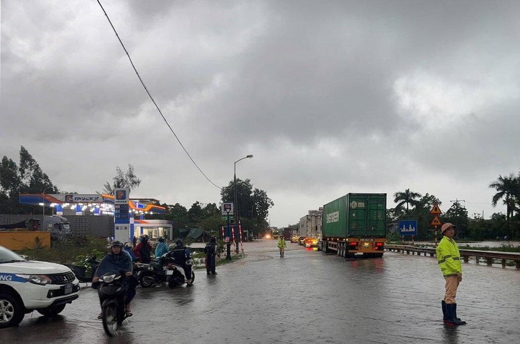 Traffic police regulated traffic in heavy rain. Photo: Bac Ninh Police